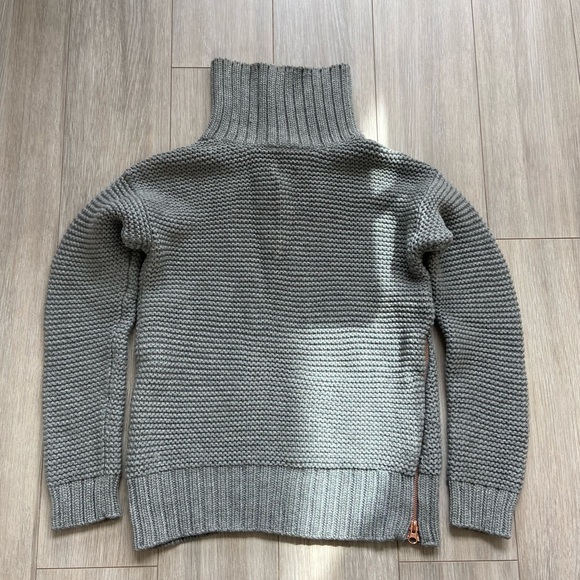 Lululemon Sweater - Picture 1 of 4